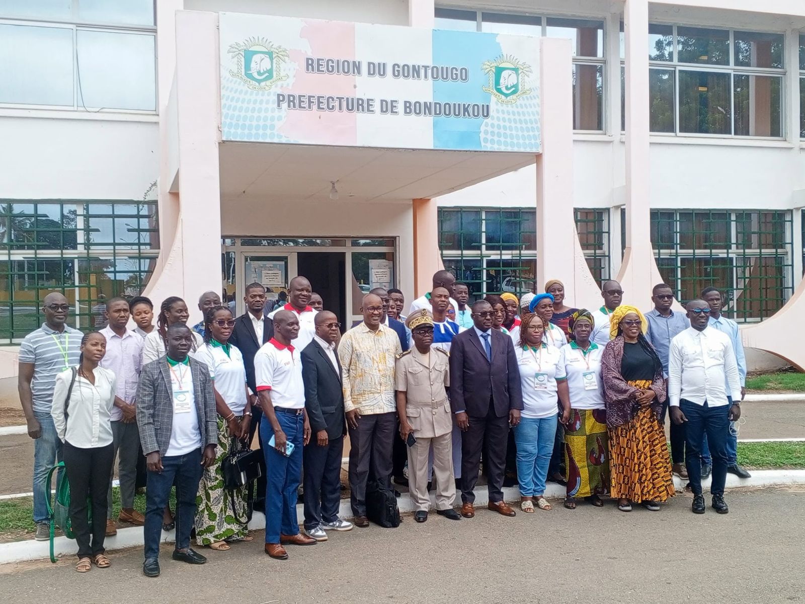 Membres et partenaires de l'ONG devant la Préfecture de Bondoukou